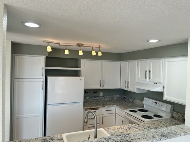 Building Photo - View of Renton Valley 2b/1.5ba Condo ***COMING SOON***