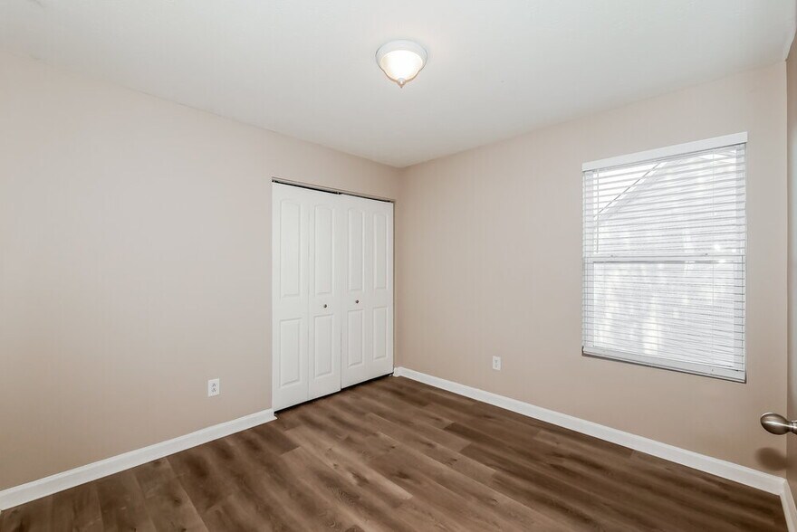 Building Photo - 15559 Old Pond Cir