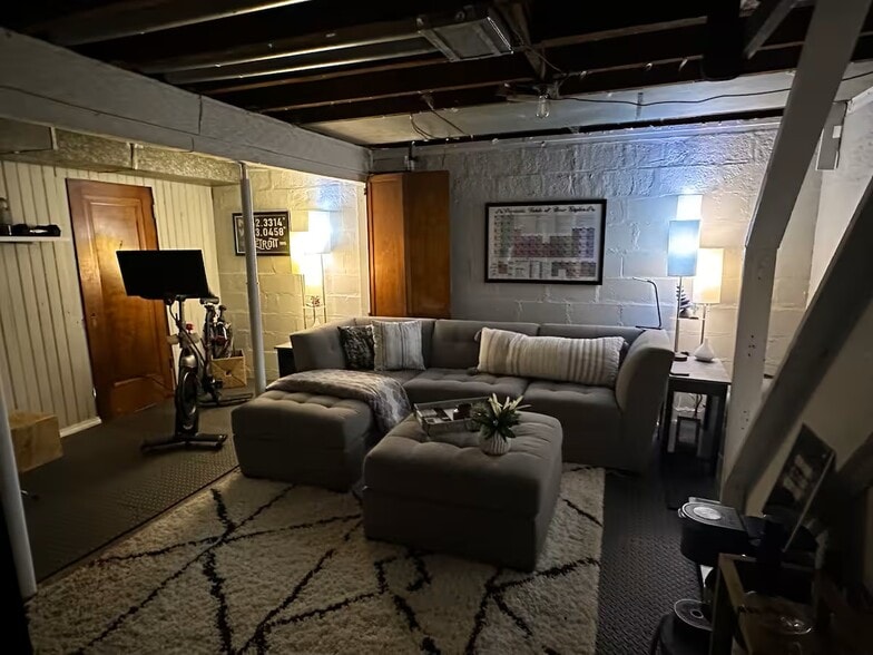 Building Photo - 211 S Oak St