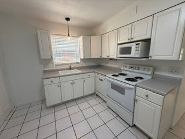 Building Photo - 6264 Sunshine Dr