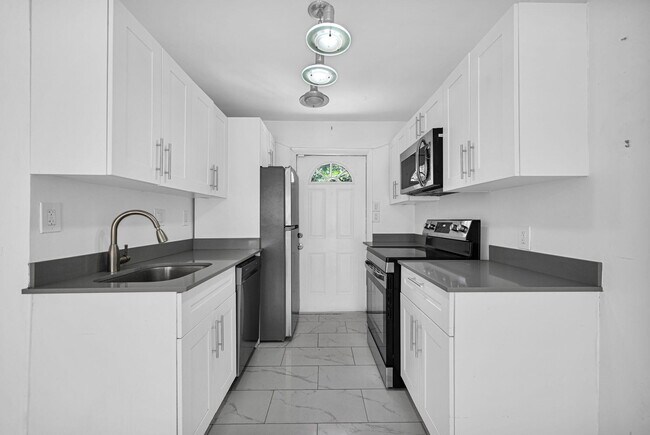 Building Photo - 2933 NE 12th Terrace