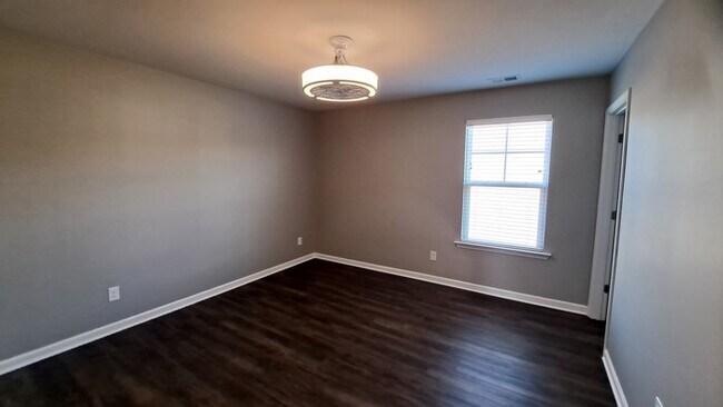 Building Photo - Spacious 5 bed 3 bath Home