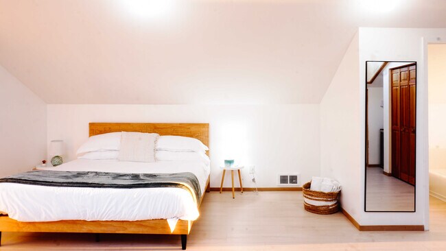 Building Photo - 19118 Soundview Dr NW