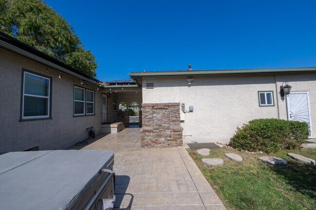 Building Photo - 3BR/2BA home with bonus room & additional ...