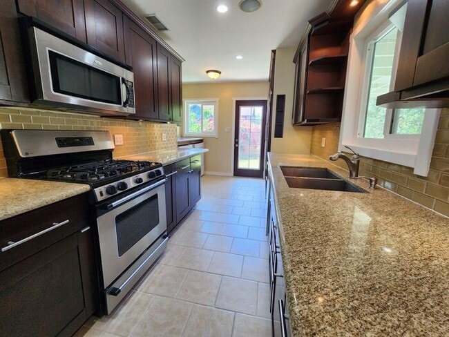 Building Photo - ** Stunning Dream 3 BD / 2 BA HOME w/ Doub...