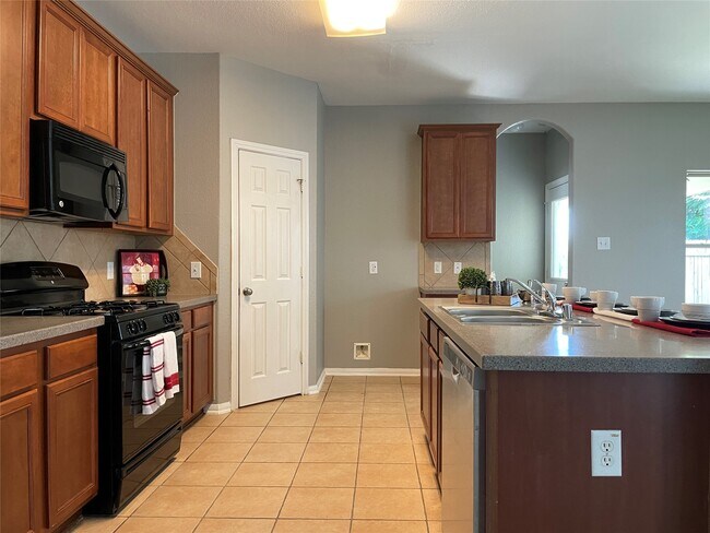 Building Photo - 5426 Rio Dr