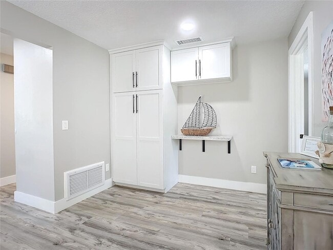 Building Photo - 2309 Saxon Dr