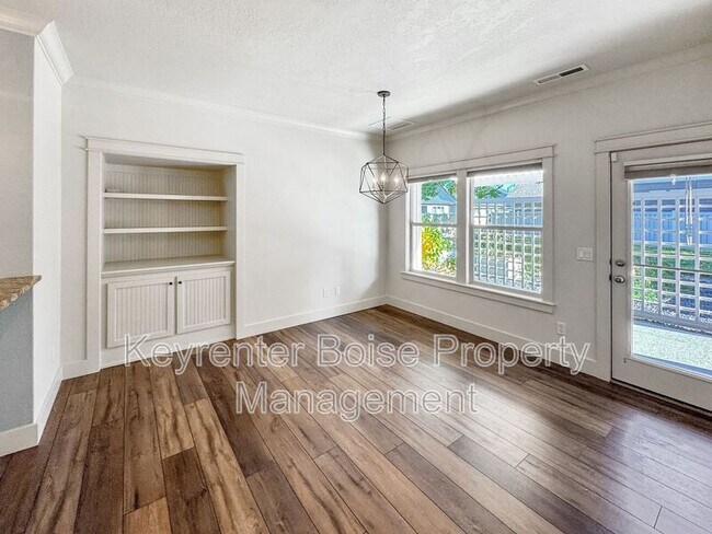 Building Photo - 998 E Shadow Creek Ln