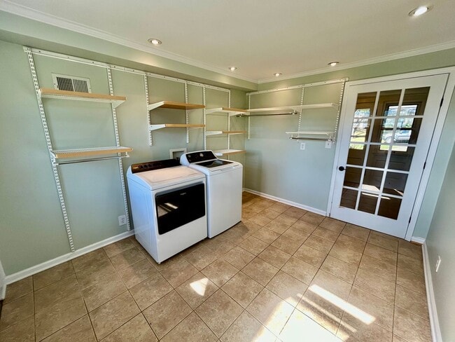 Building Photo - Amazing Home in Tahoma Terrace!