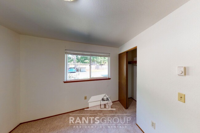 Building Photo - Lovely pet-free end unit in an established...