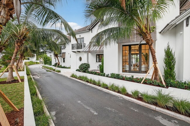 Building Photo - 400 Mola Ave