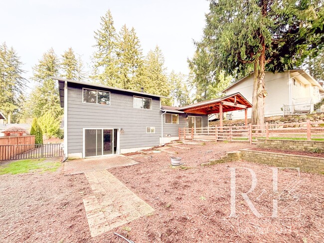 Building Photo - Spacious Tri-Level Home with Modern Update...