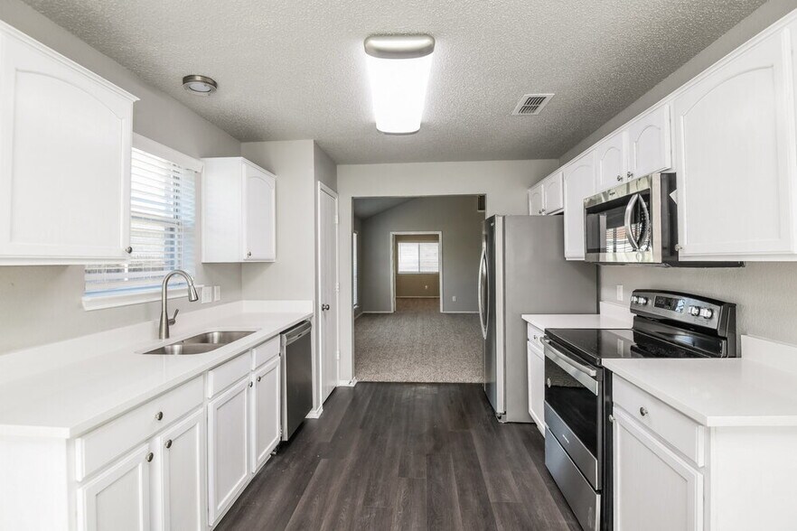 Building Photo - 1121 Sandalwood Dr
