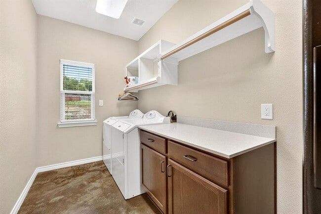 Building Photo - 606 Rogart Dr