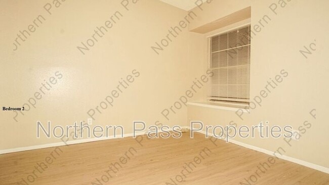 Building Photo - 2917 E Glen Dr