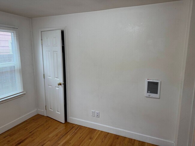 Building Photo - 2 Bedroom Duplex in S. Eugene/Campus Area Eugene