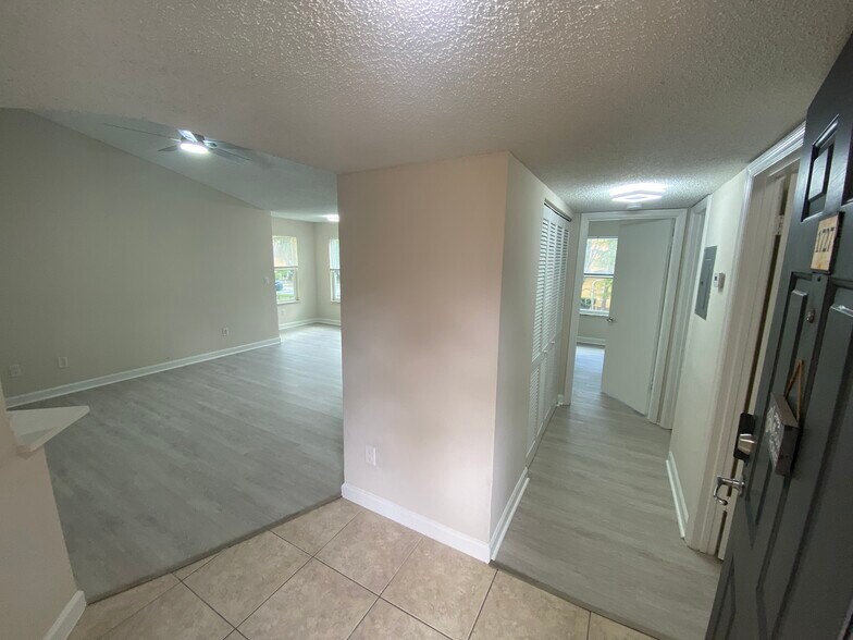 Building Photo - 4512 Commander Dr