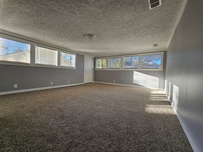 Building Photo - 3 Bedroom, 2 bath w/ detached 1 bed/ 1 bath Mother in law suite.  A MUST SEE!!