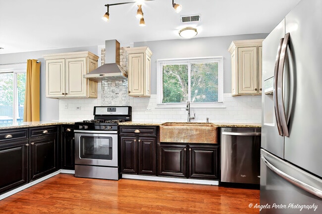 Building Photo - 1161 Hampton Ln