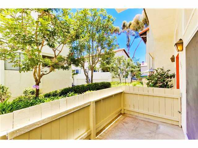 Building Photo - This AMAZINGLY immaculate 2 bed townhome w...