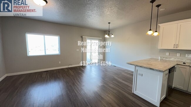 Building Photo - Cozy 3 Bedroom 2 1/2 Bath Condo
