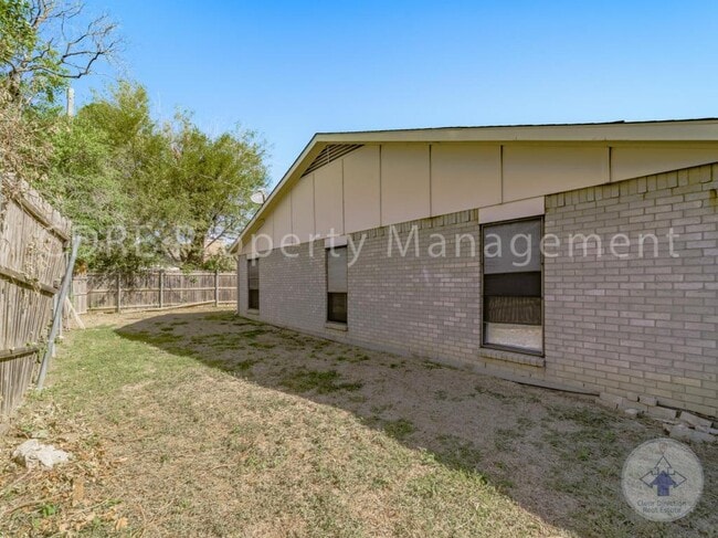 Building Photo - 1905 San Saba Ln