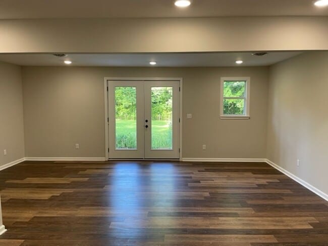 Building Photo - Renovated 3 Bedroom 2 Home on 1 Acre!