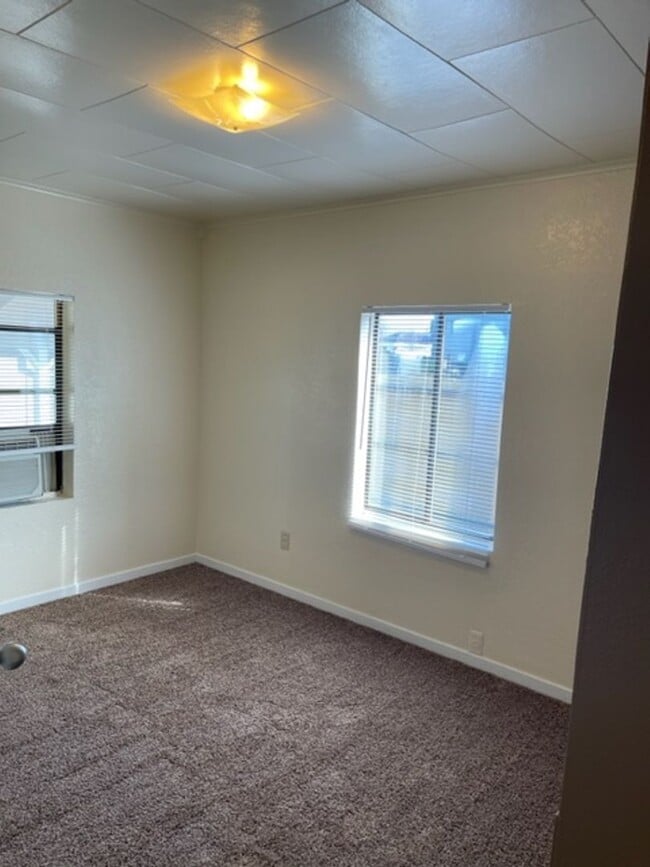 Building Photo - 2 Bedroom in Anderson with yard and garage!