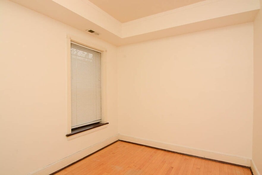 Building Photo - 1309 W Newport Ave