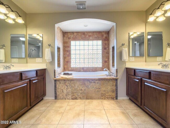 Building Photo - 2406 W Sienna Bouquet Pl