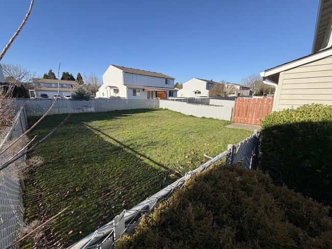 Building Photo - 810 SE 153rd Ave