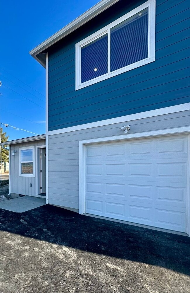 Building Photo - Brand-New 3 Bedroom, 2 Bath Home with Garage