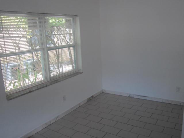 Building Photo - 317 SE 10th Ave