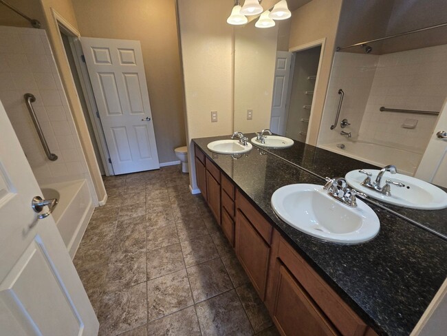 Building Photo - Beautiful 2 Bed, 2 bath condo