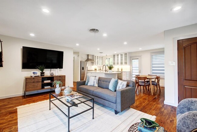 Building Photo - 2015 Eaton Ln