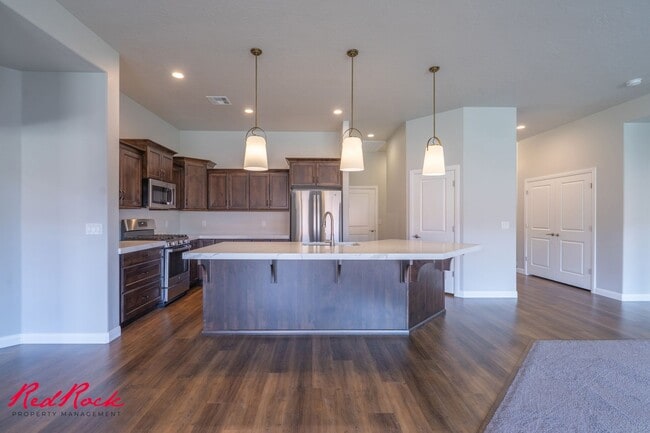 Building Photo - Stunning 4 Bedroom Home with Gorgeous Back...
