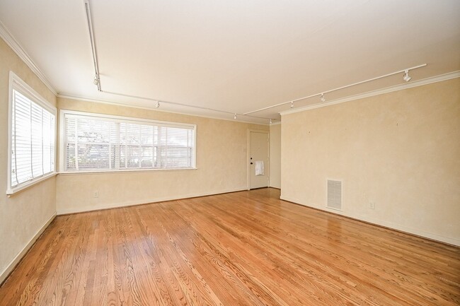 Building Photo - 2821 Eastgrove Ln