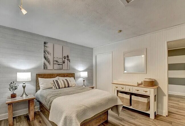 Building Photo - 561 Russell Rd