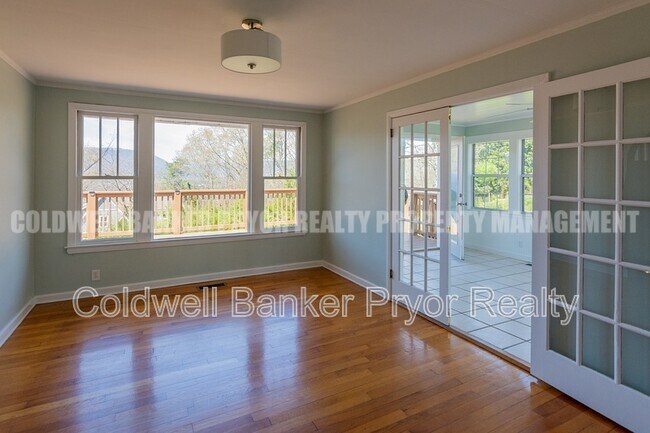 Building Photo - 323 Walsh Rd