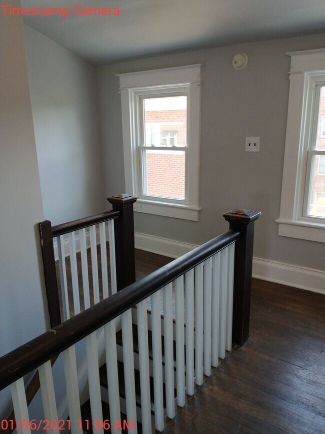 Building Photo - 2027-2028 9 bedroom / 4.5 baths  School Year Location PERFECT for students, in the heart of the UVA
