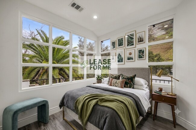 Building Photo - 9848 Portola Dr