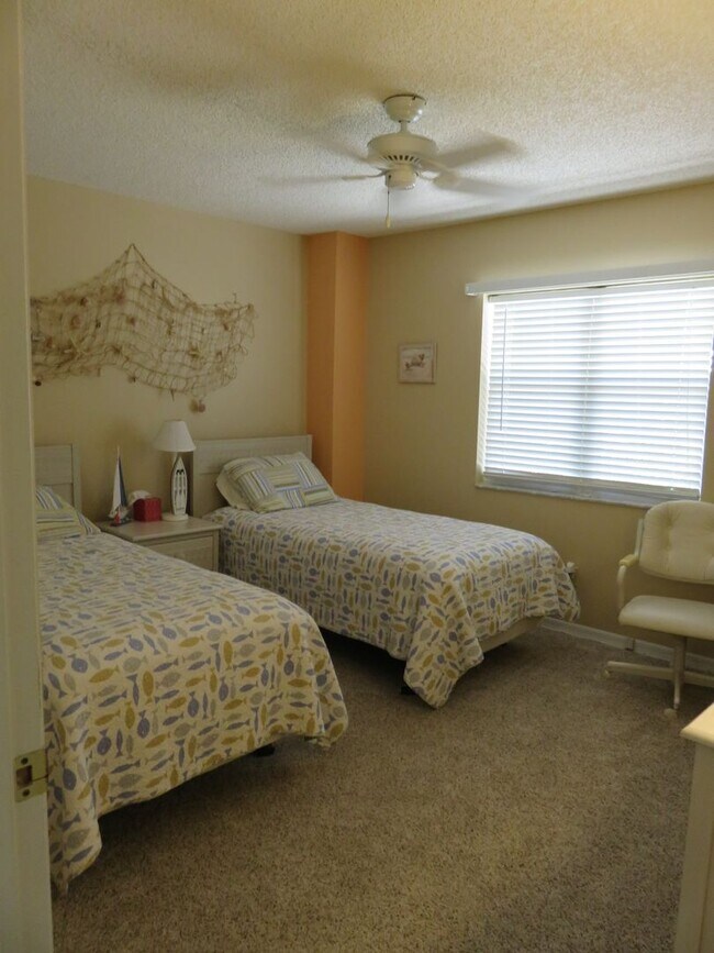 Building Photo - Turnkey 2/2 in a resort community golf and...