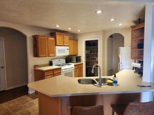 Building Photo - Charming home