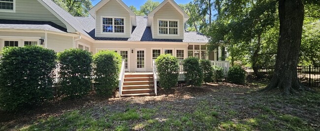 Building Photo - 33 Fairway Dr