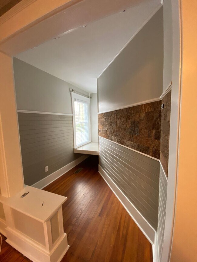 Building Photo - Stunning 3 bedroom/2bath Victorian home