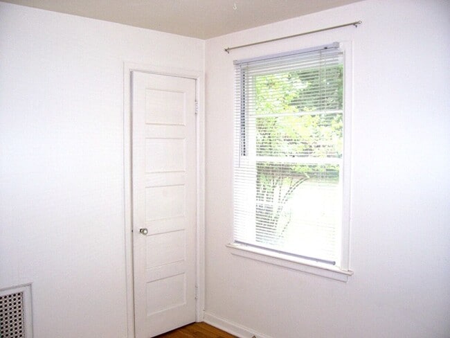 Building Photo - Cozy, Character-Filled Bungalow Close to It All