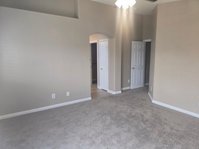 Building Photo - NEWLY REMODELED TOWN HOME IN HENDERSON AWA...