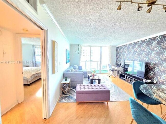 Building Photo - 1155 Brickell Bay Dr