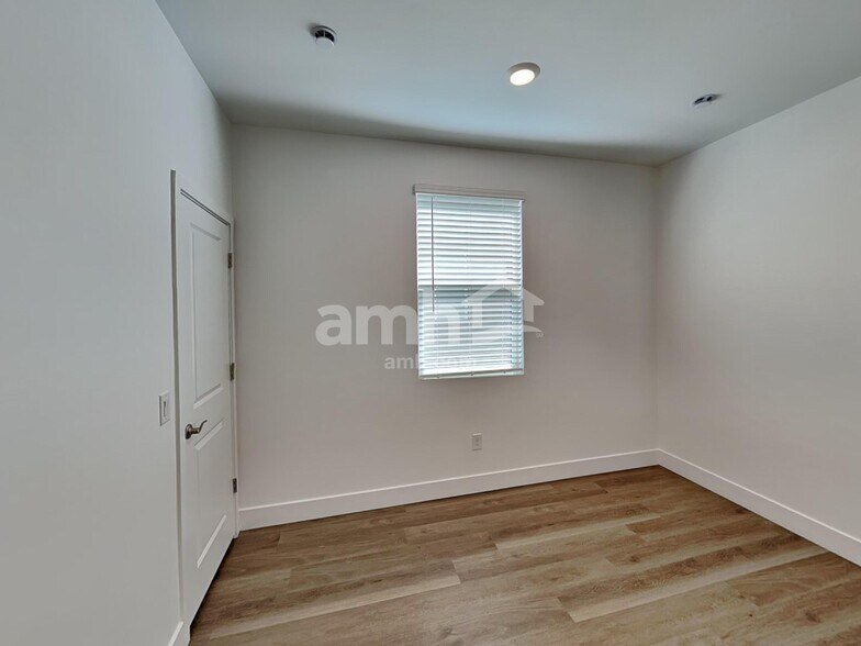 Building Photo - 9611 Harkes Dr
