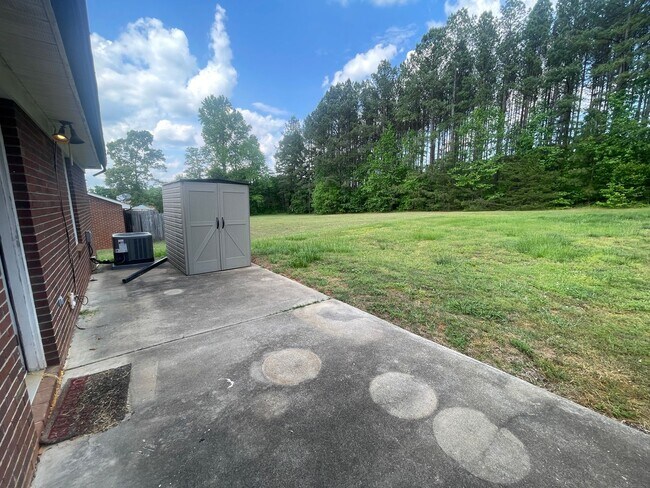 Building Photo - Available Now! Desirable 2 bed 2 bath dupl...
